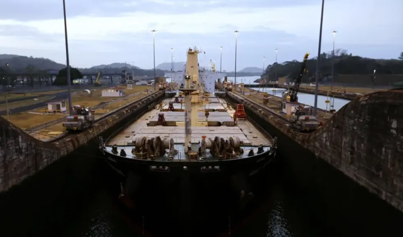 El Canal de Panamá y Brasil explorarán nuevas rutas para el transporte marítimo brasileño 