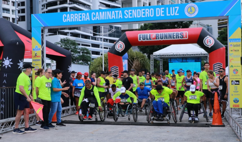 Inclusión, deporte y solidaridad en la XXII Carrera Caminata 'Sendero de Luz' en la Cinta Costera 