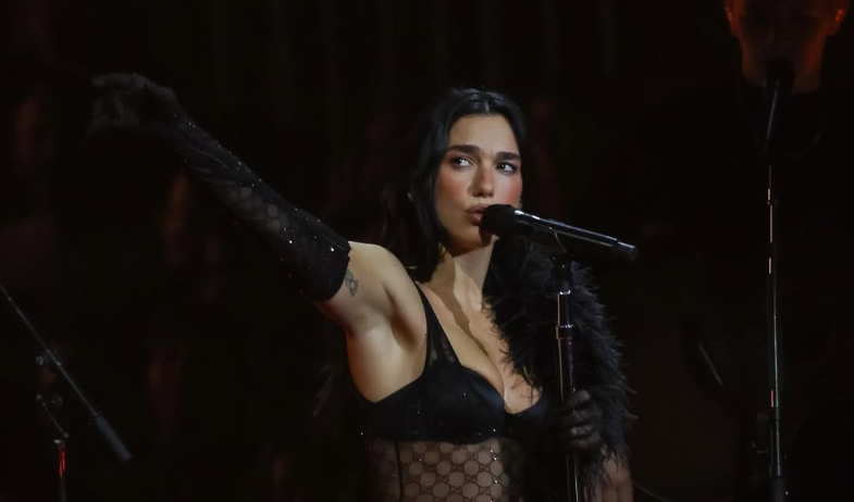 Dua Lipa despide a su representante por apoyar veto a Kneecap en Glastonbury 