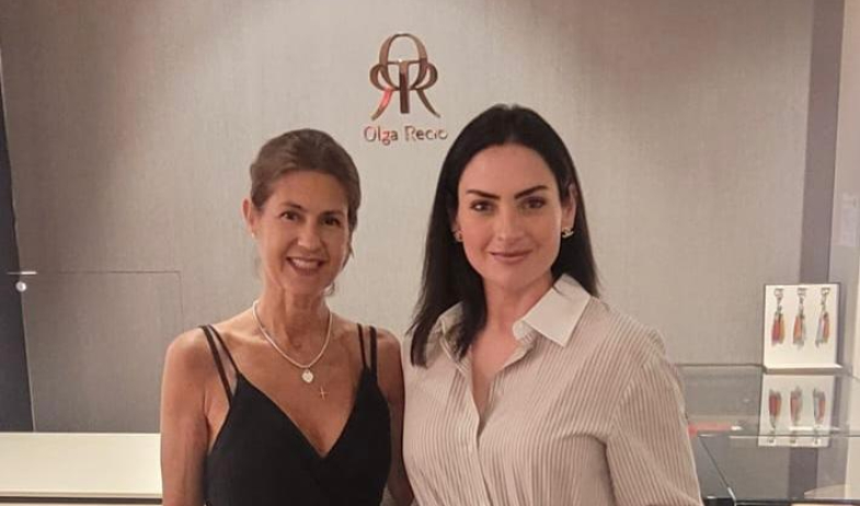 ¡Elegancia y glamour! Michelle Galván elige a Olga Recio para su 'look' en Premios Juventud 
