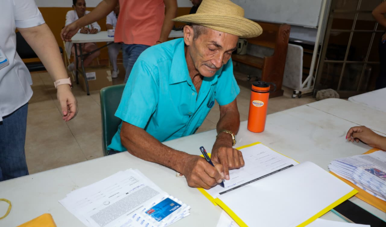 Panameños celebran la llegada de la Tarjeta Clave Social que alivia gastos de salud y alimentación 