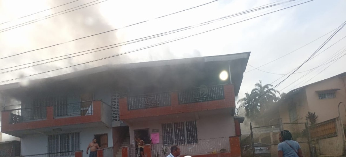 Incendio en apartamento de Sabanitas genera pánico entre residentes 