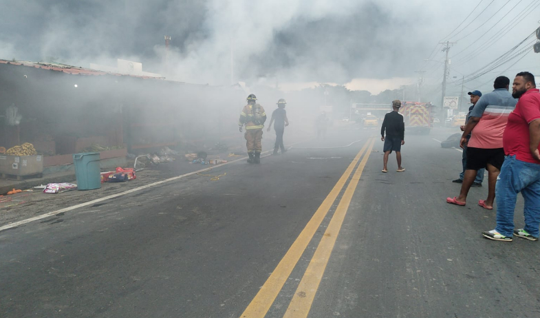 Incendio en local de llantas afecta comercios y tránsito en la vía Panamá–Colón 