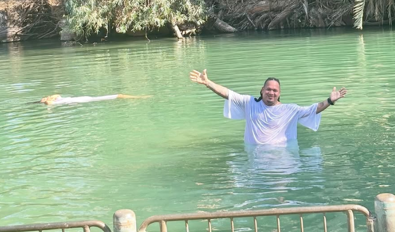 Marivan Montana comparte su experiencia de fe en el Río Jordán 