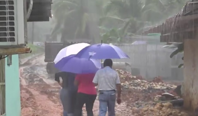 Cinco viviendas en riesgo por hundimiento en la carretera Panamá-Colón 