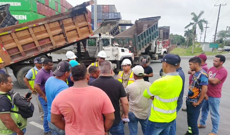 Camioneros cierran acceso a puerto de contenedores en Colón 