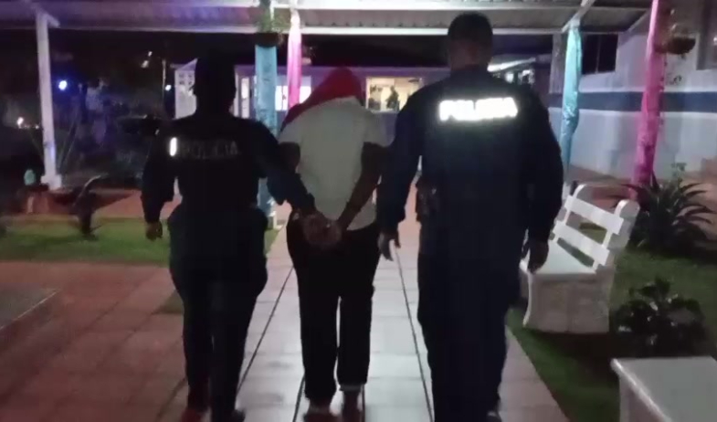 Mujer detenida en La Chorrera tras amenazar con arma a un fiscal 