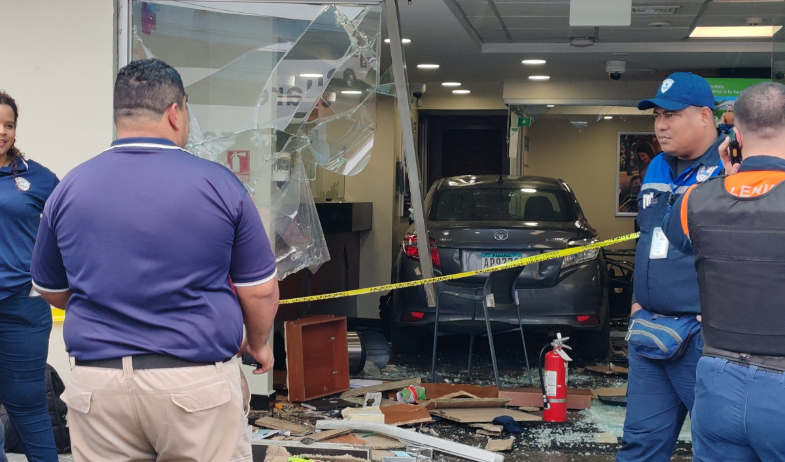 Conductora pierde control y se estrella contra un banco en La Chorrera 