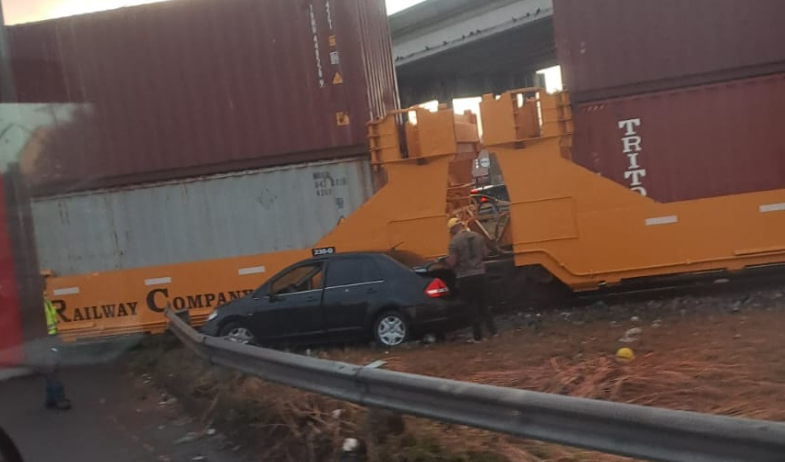 Tren impacta vehículo en la rotonda de Cuatro Altos en Colón y genera caos vehicular 