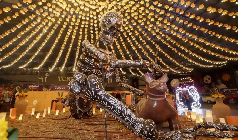 Con calaveras monumentales honran a la muerte en el centro de México 