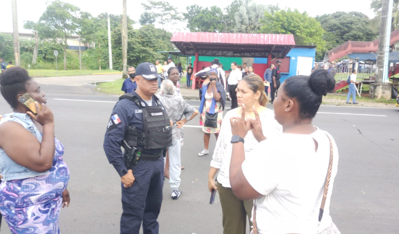 Pacientes de hemodiálisis de la CSS en Colón cierran la vía Panamá–Colón 