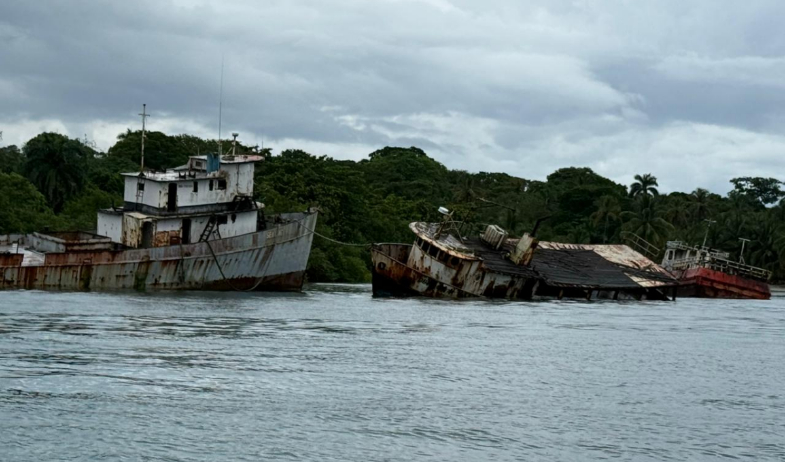 Coordinan retirar embarcaciones abandonadas en las costas de Colón 