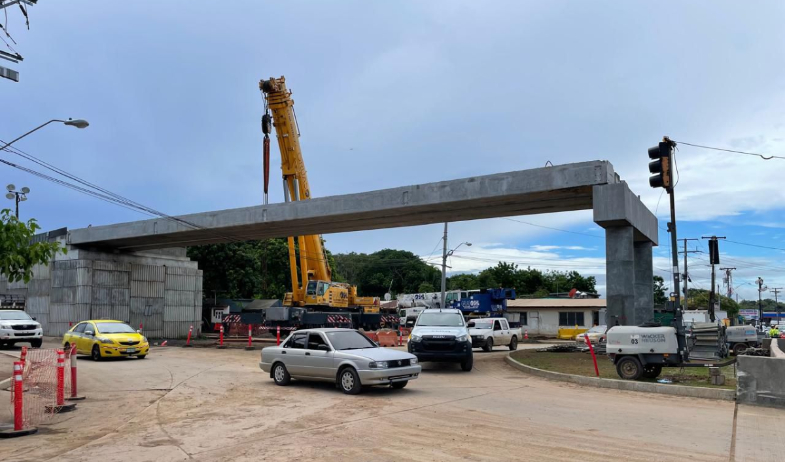 Colocan la última viga del Intercambiador de Chitré 