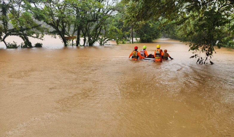Ríos desbordados en Tonosí y Mariato mientras se mantiene aviso por mar de fondo en el Caribe 