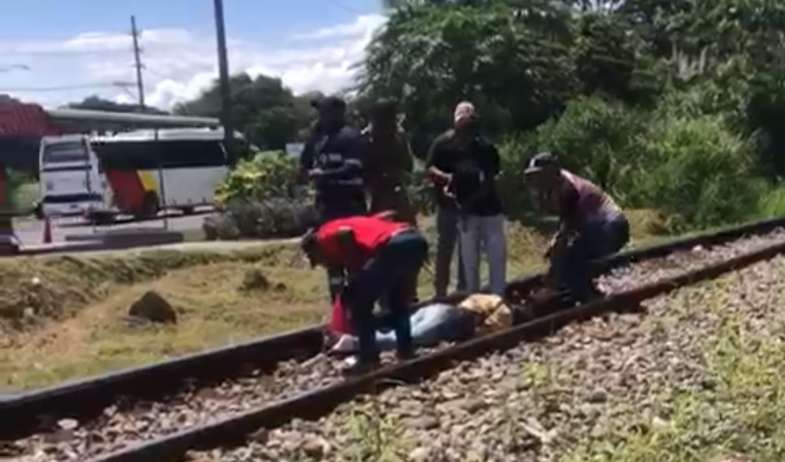 ¡Perdió dedos del pie! Mujer fue arrollada por tren en Cuatro Altos 