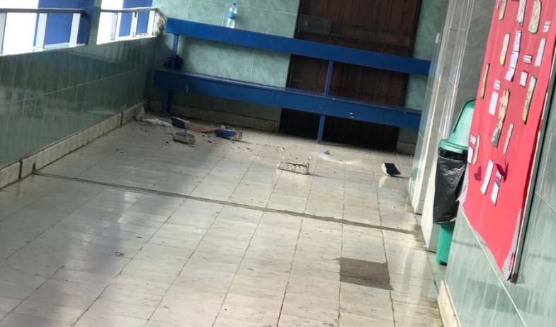 Cae losa en centro educativo de Colón y deja dos personas lesionadas 