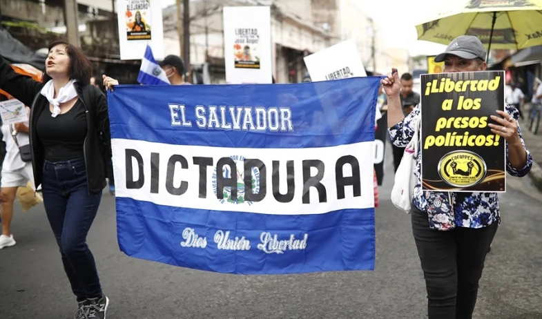 El Salvador utiliza su sistema penal como 'arma para castigar' a activistas, denuncia Amnistía Internacional 