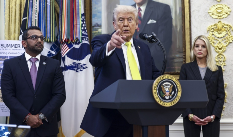 Trump dice que analiza llevar a cabo ataques en territorio de Venezuela 