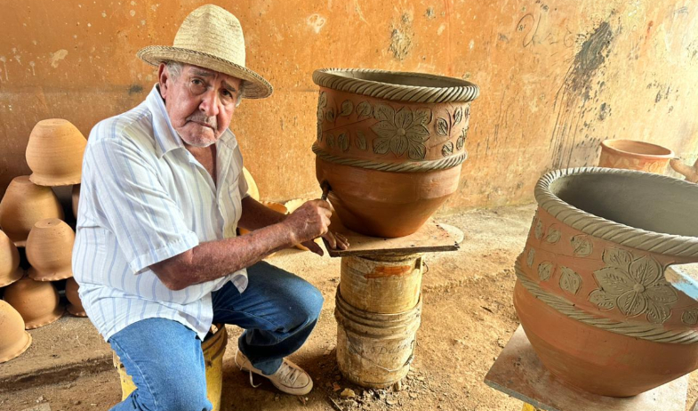 ¡El arte que no envejece! Esteban Girón mantiene viva la tradición del barro en Herrera 