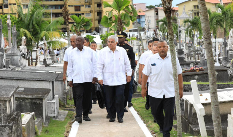 Mulino lidera homenaje a los héroes de la patria en el Día de los Difuntos 