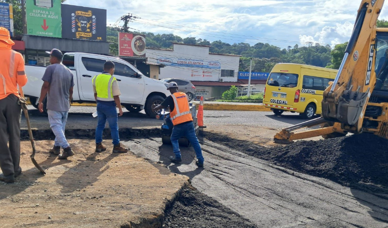 Solucionan rotura de tubería del IDAAN que afectó la carretera Boyd Roosevelt 