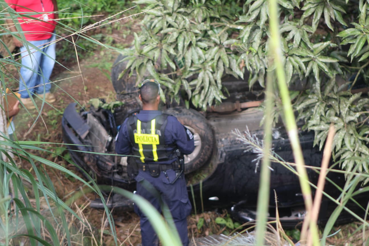 Hombre muere al caer su vehículo a un barranco en la autopista Arraijan-La Chorrera 