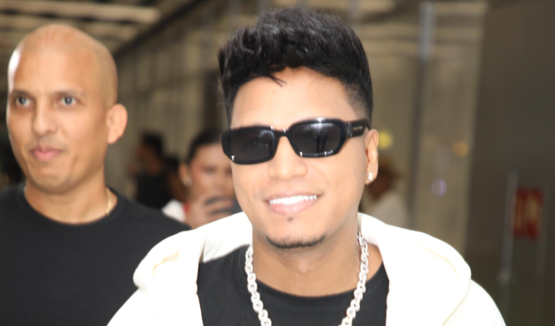 Eddy Lover regresa al país y aclara que pago recibido fue una penalidad, no extorsión 