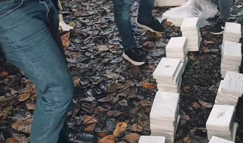 Caen extranjeros con cargamento de presunta drogas y piezas de una avioneta en Chilibre 