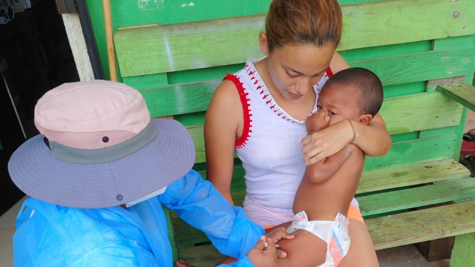 Jornada de vacunación casa por casa ante casos de tos ferina 