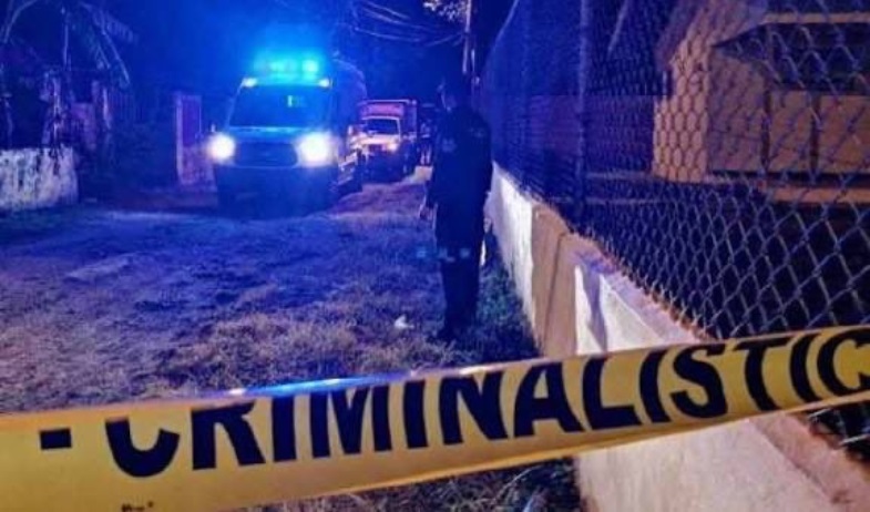 Hallan vehículo incendiado con un cuerpo calcinado en Pedregal  