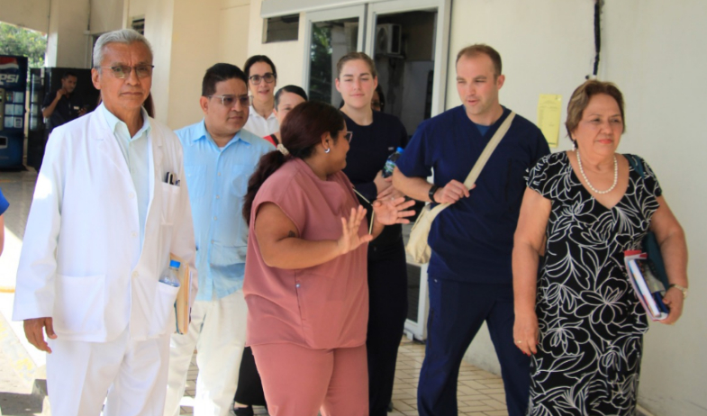 Médicos del Comando Sur se integran al Hospital Regional Nicolás A. Solano como parte de una alianza de Cooperación Internacional 