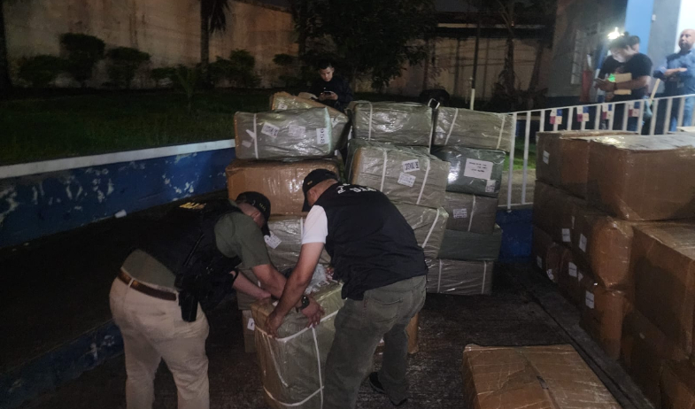 Decomisan más de 400 mil dólares en mercancía falsificada dentro de dos camiones  