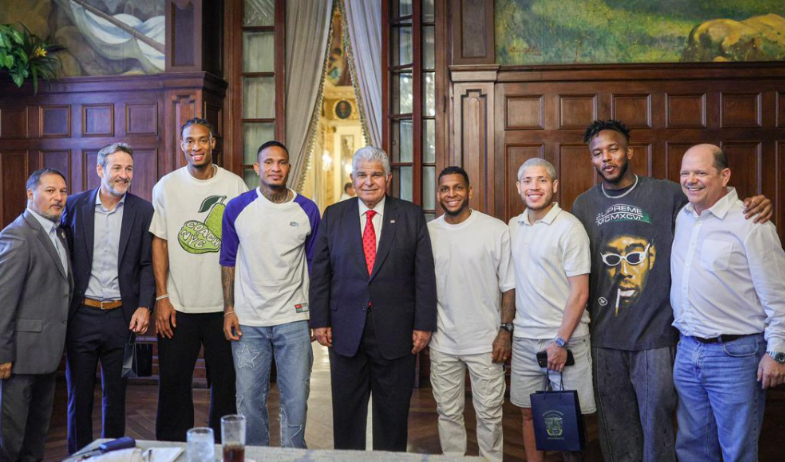 Jugadores y cuerpo técnico de la Selección Nacional de Fútbol se reúnen con Mulino  