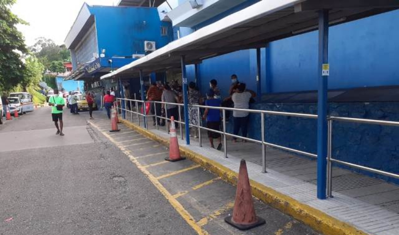 Se desprenden parasoles decorativos de la policlínica Manuel María Valdés 