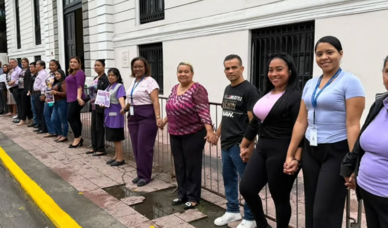 Salen a las calles a pedir un alto a la violencia hacia la mujer 