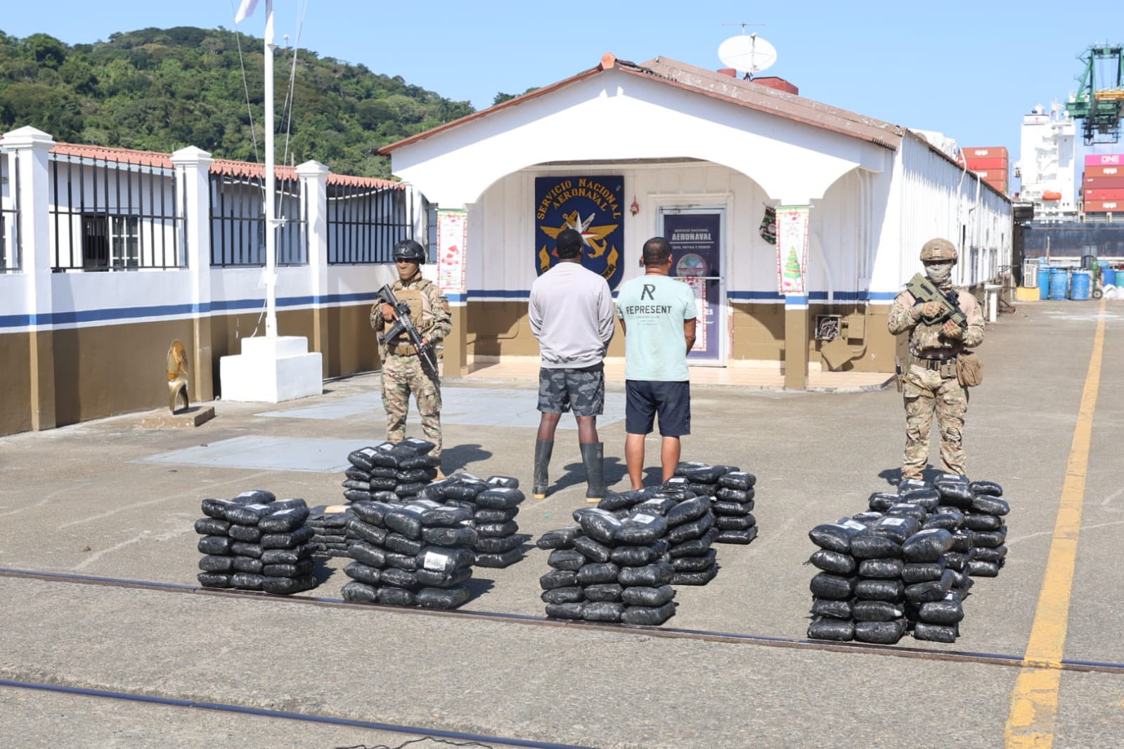 Autoridades panameñas decomisan 300 paquetes de droga en el litoral pacífico 