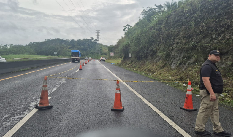 Hallan el cuerpo de un hombre con impactos de bala a orillas de la autopista Panamá–Colón 