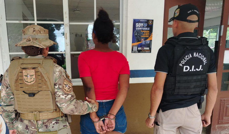 Mujer es arrestada en Isla Grande tras viralizarse video en el que maltrataba a su bebé 