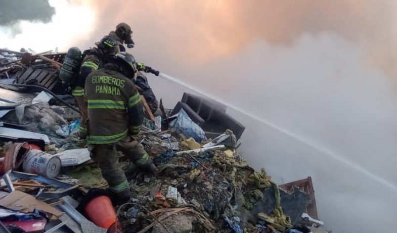 Bomberos controlan incendio en vertedero de Cárdenas  