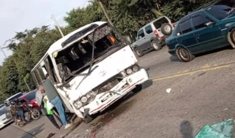 Colisión entre dos buses Coaster en el Puente de las Américas deja 15 heridos 