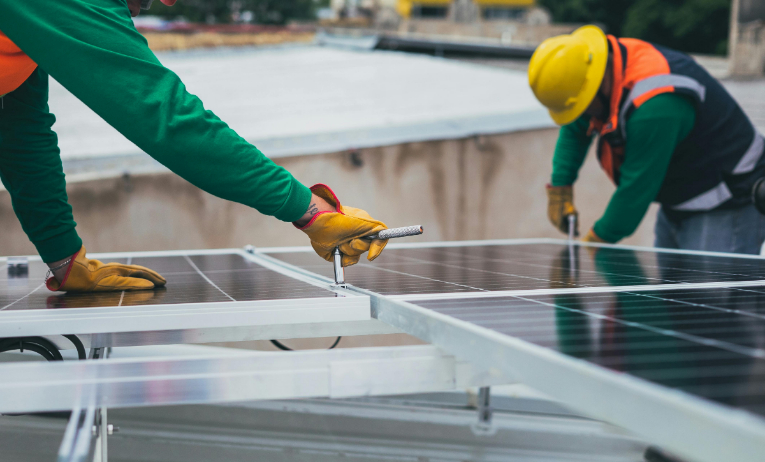 Paneles solares de la Oficina de Electrificación Rural ayudarán a reducir facturas a humildes familias 