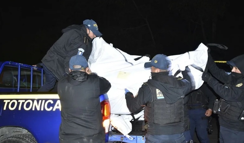 Guatemala decreta 3 días de luto por accidente de autobús en el que murieron 15 personas 