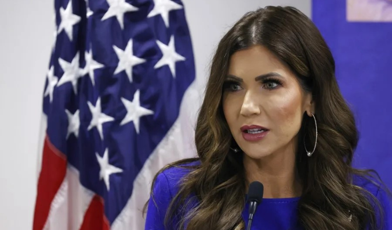 Kristi Noem insta a Trump a prohibir viajar a EE.UU. a personas de países que enviaron 'invasores' 