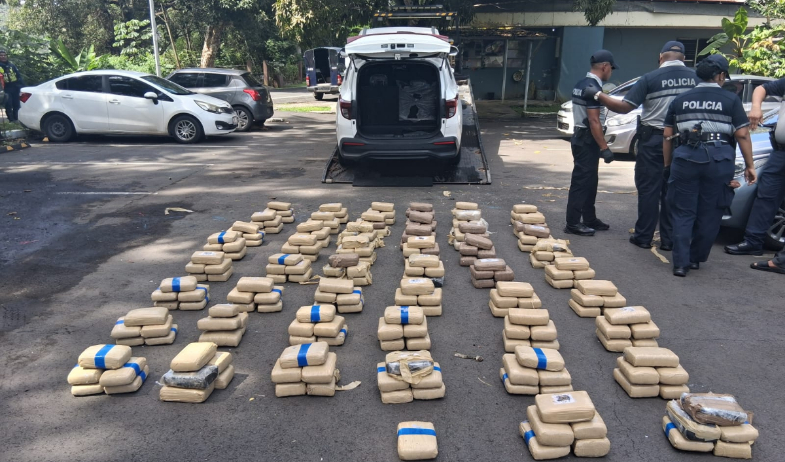 Incautan 251 paquetes de presunta droga en vehículo en el Puente Centenario 