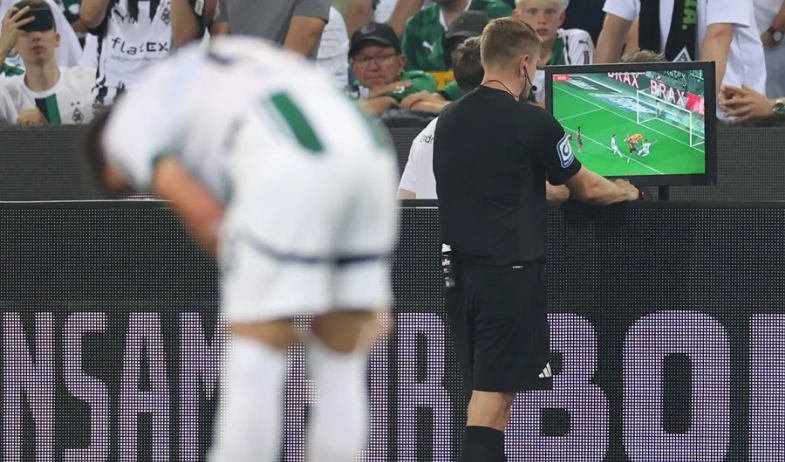 La FIFA planea revisar córners y segundas amarillas con el VAR en el Mundial, según The Times 