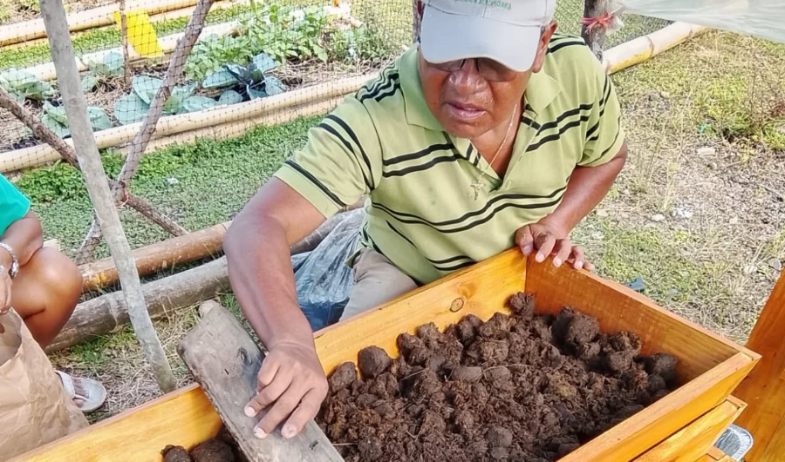 Capacitan a productores indígenas de Guna Yala en producir abono con lombrices 