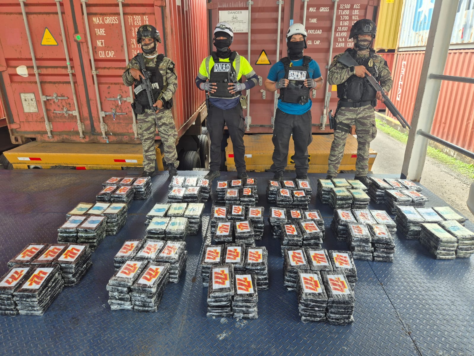 Decomisan 278 paquetes de droga en embarcación interceptada en las costas de Darién 