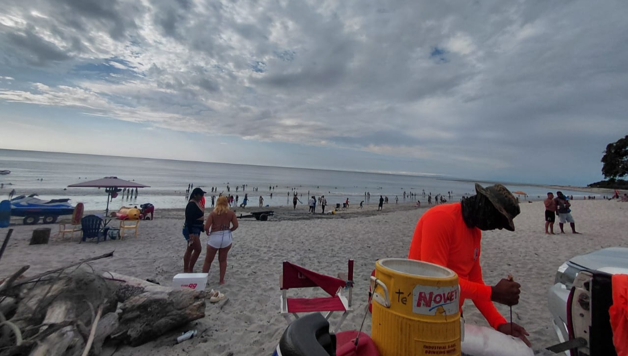 Miles de personas acuden a playas del Pacífico... Unos 60 autobuses fueron devueltos  