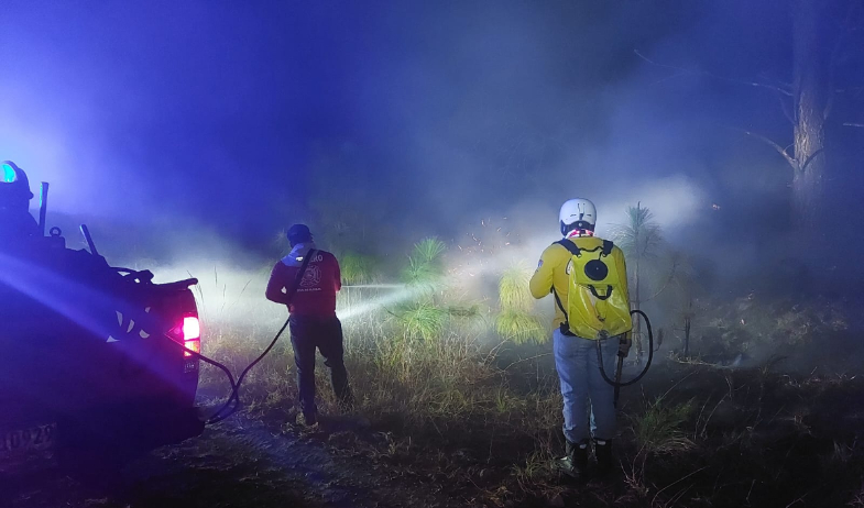 Rápida acción evitó que incendio alcanzara casas y comercios en Volcán 
