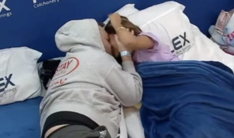 Barceló y María del Pilar se dan su primer beso aprobado por Frank, la pareja de ella 